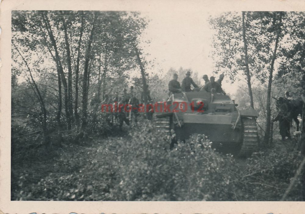 Foto, Blick auf einen Panzerkampfwagen Sturmgeschütz in Russland