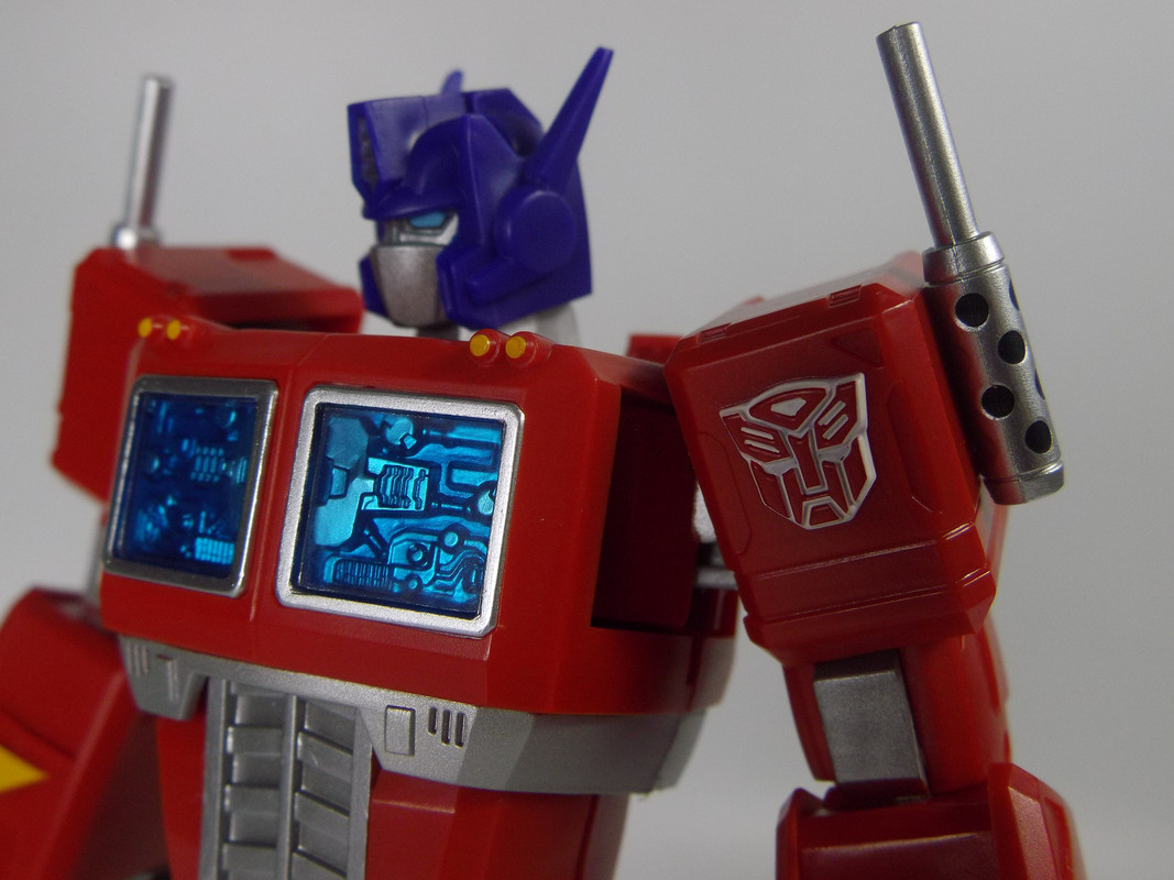 Revoltech-Amazing-Yamaguchi-Optimus-Prime-05