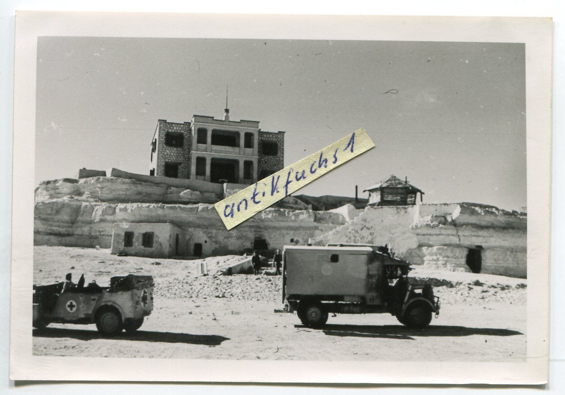 Rot-Kreuz-Kübel und Beute-LKW des Afrikakorps an