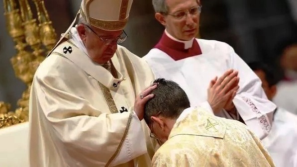 Celibato, interviene la Santa Sede: “Per il Papa è un dono prezioso, la sua posizione è nota” dans Andrea Tornielli Santo-Padre-Francesco