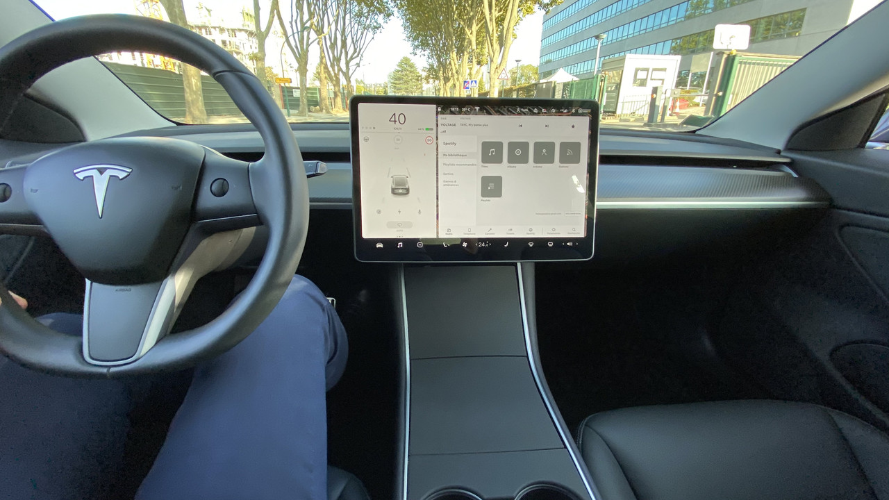 Console-centrale-noir-mat-Tesla-Model-3-