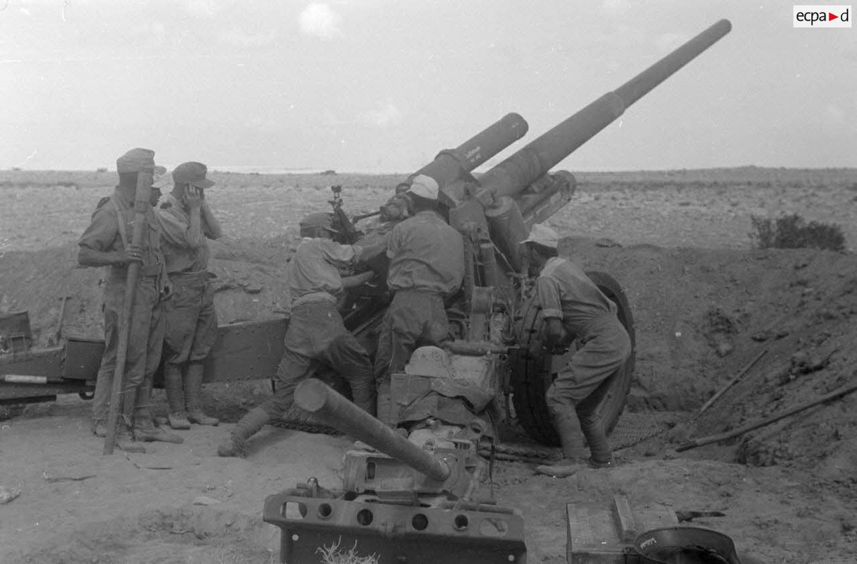 Une batterie de canons 10 cm schwere Kanone 18 règle son tir pour soutenir les blindés (10)