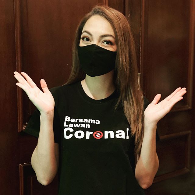 7 Gaya dokter Reisa kenakan masker matching dengan busana, modis abis