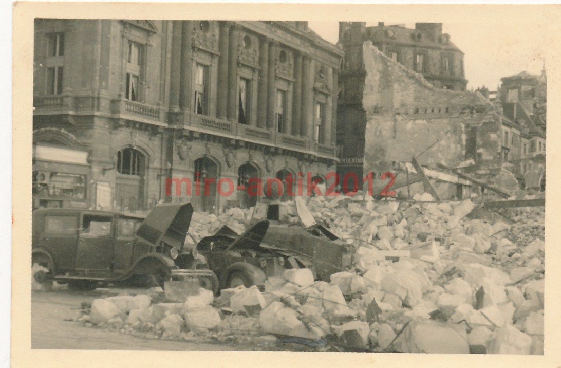 Foto, zerstörte Fahrzeuge in Frankreich und ein 