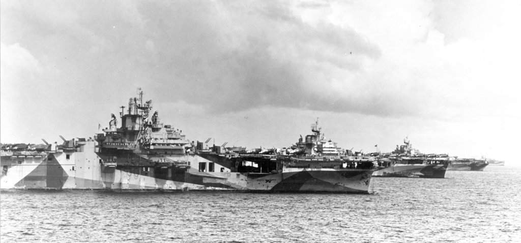 El USS Yorktown visto desde el USS Wasp foto tomada el 5 de diciembre, se alcanza a ver las proas del Hornet y del Hancock, se aprecia el camuflaje tipo measure 33-10a al primero, el 33-3a al segundo y el 32-3a al último El USS Yorktown visto desde el USS Wasp foto tomada el 5 de diciembre, se alcanza a ver las proas del Hornet y del Hancock, se aprecia el camuflaje tipo measure 33-10a al primero, el 33-3a al segundo y el 32-3a al último