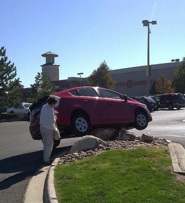 Вождение — точно не их конек: 20 автоледи, которым пришлось непросто