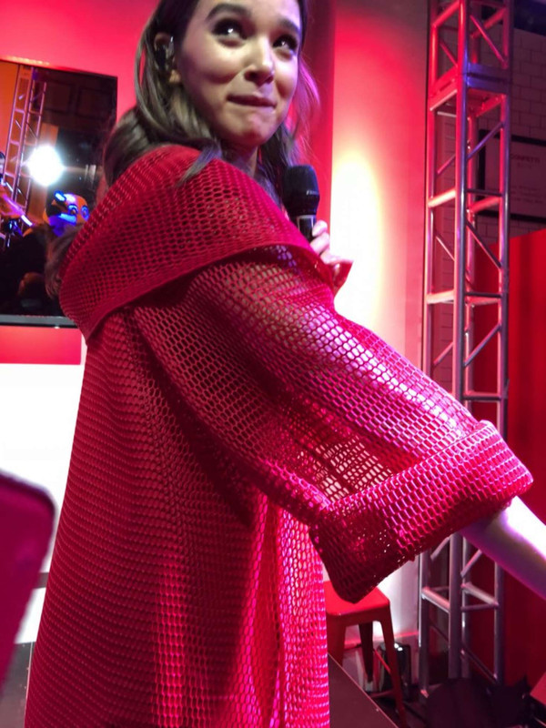 hailee-steinfeld-performing-at-kelloggs-nyc-cafe-for-national-ce