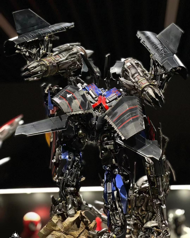 Queen-Studios-ROTF-Jetwing-Optimus-Prime-Diorama-02