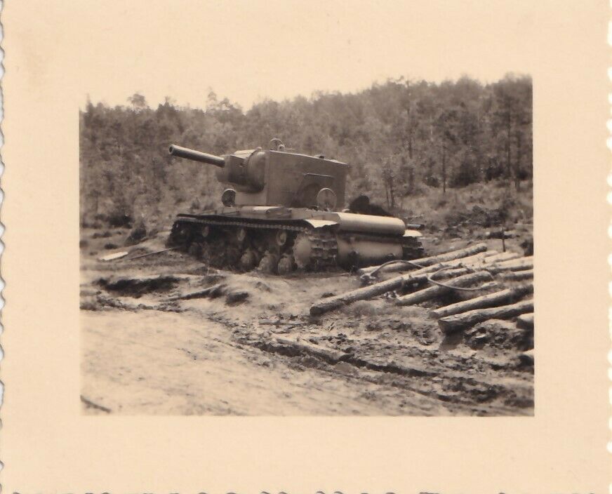 zerstörter 72 to Panzer Typ KW 2 bei Lida Лида Belarus Russland Juli 1941