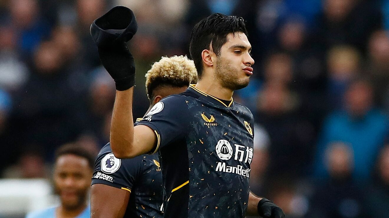 Expulsan a Raúl Jiménez del juego frente al Manchester City