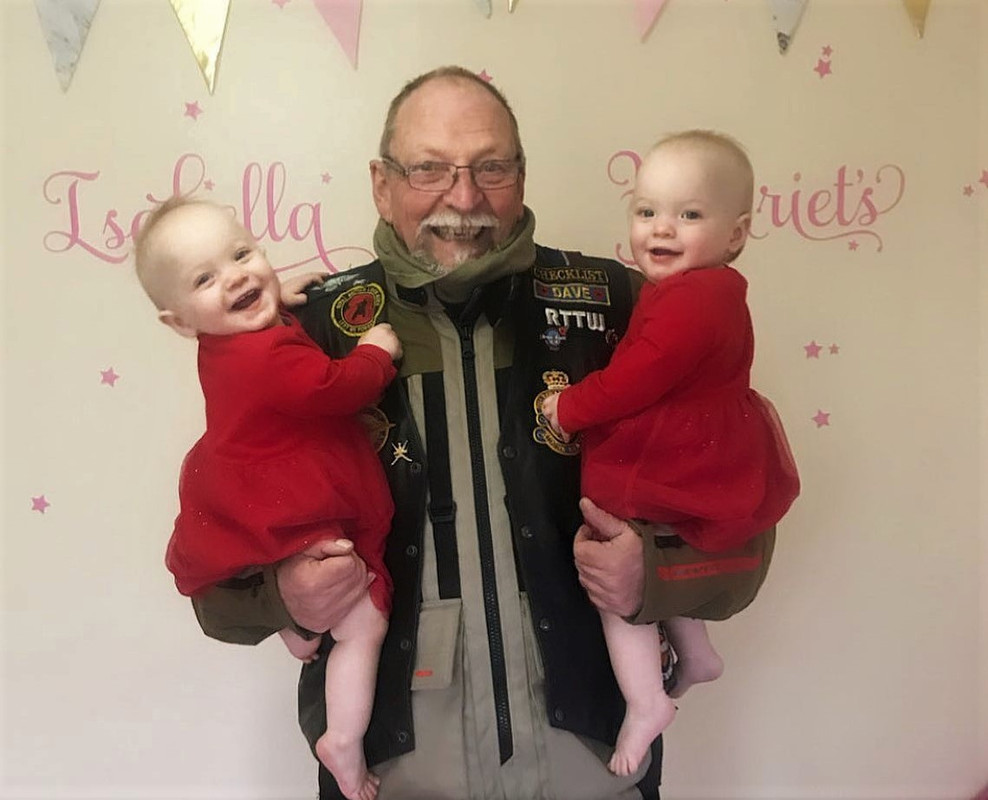 01 January 2020 - Isabella and Harriet in Carterton