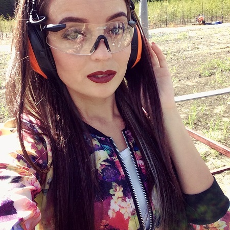 My father teaches me to shoot a gun! (1)