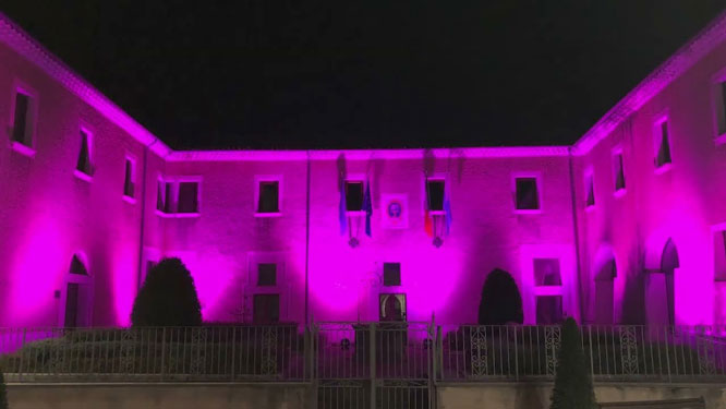 Il municipio di Bagnoli Irpino, il comune di Lago Laceno, illuminato di rosa (www.itvonline.news)