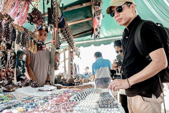 Wishnutama melihat produk-produk kerajinan khas Labuan Bajo
