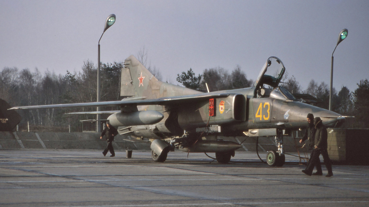 19 GvAPIB MiG-27D Yellow 43_61912561305 (2)_2