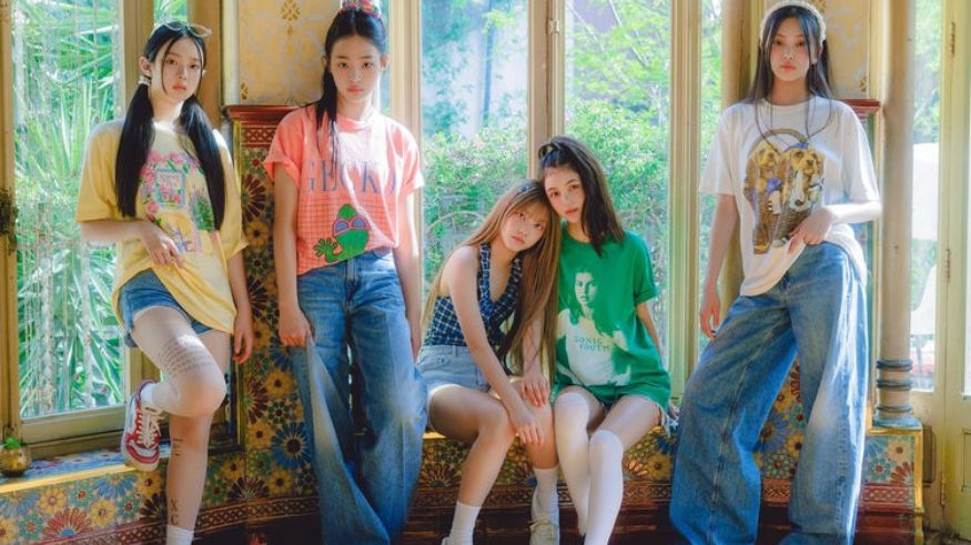 NewJeans merupakan girl group rookie di bawah naungan ADOR, agensi baru yang merupakan anak perusahaan HYBE.