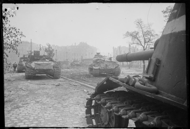 1-й Белорусский фронт. Берлин. Три ИСУ-152 и два танка ИС-2 на улице города.