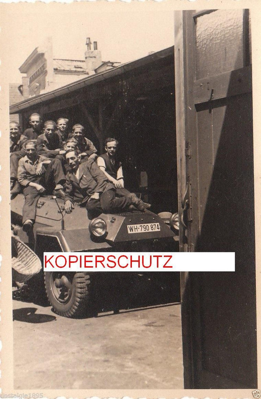 Soldaten mit Halbkette Hanomag in Werkstatt Löwe