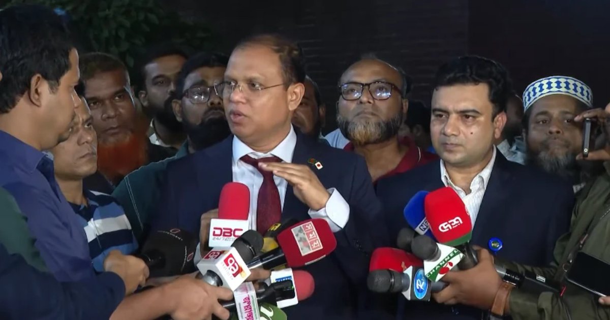 অন্য বিমানে ফেরার সুযোগ থাকলেও সফরসঙ্গীদের সঙ্গ ছাড়েননি প্রধানমন্ত্রী