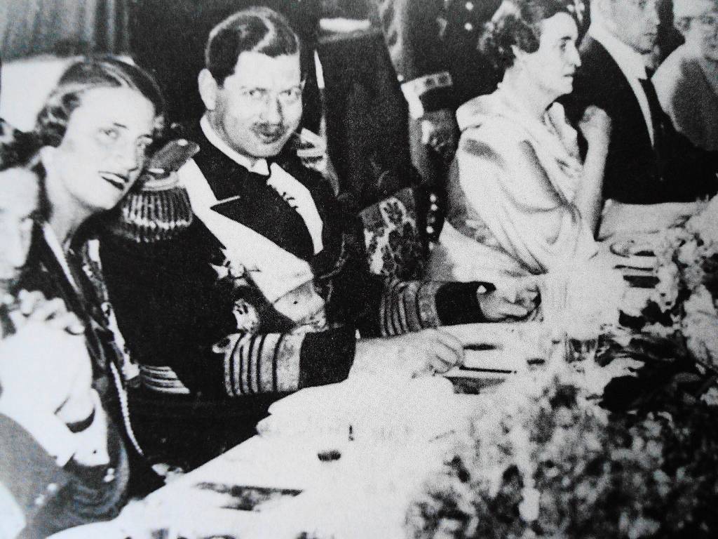 Carlos II en el banquete en el cumpleaños de su madre