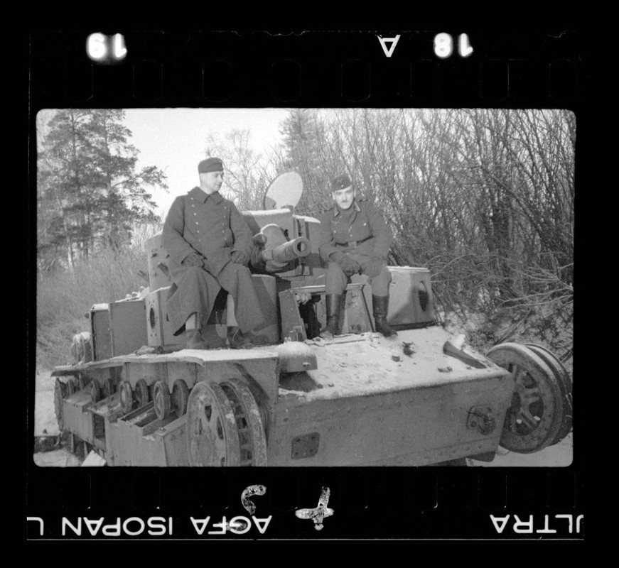 Negativ (no photo), Soldaten auf zerstörtem Panz