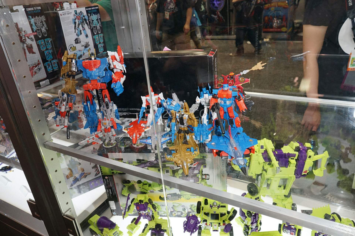 SDCC2015-Hasbro-Case-Transformers-Combiner-Wars-