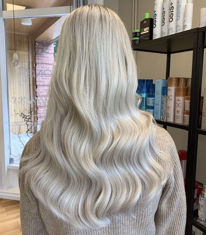 Blonde customer with curls and extensions