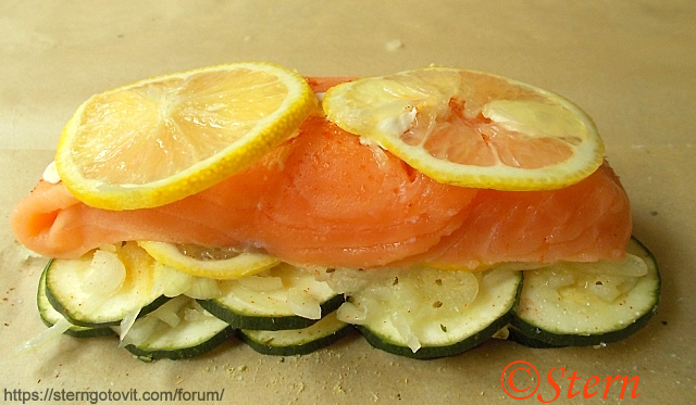 Лосось на кабачковой подушке в аэрогриле