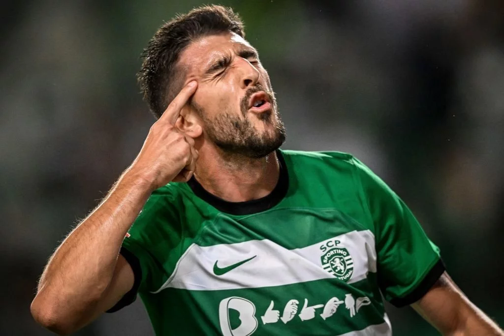 Paulinho scoring the first goal