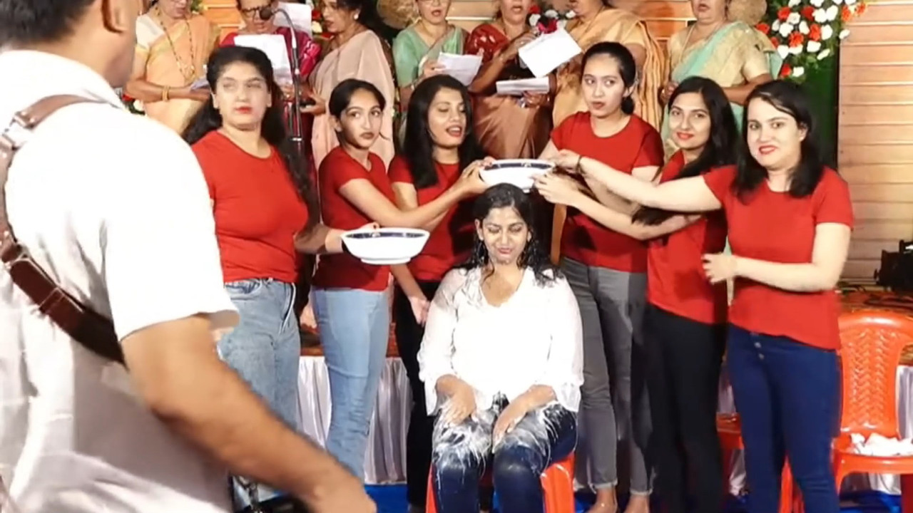 Cute mangalore chubby girl huge boobs and nipple pokie and other lady navel in saree.mp4_snapshot_01