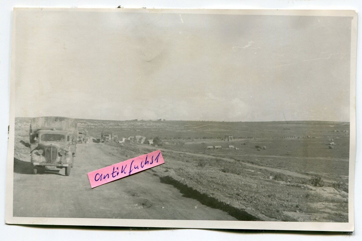 Militär-LKW-Kolonne auf Wüstenstraße in Afrika b