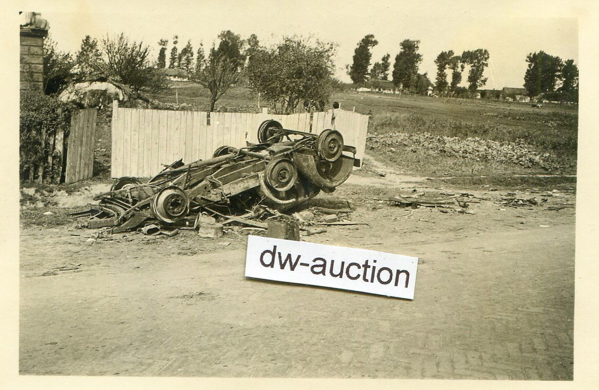 Polen , zerstörtes polnisches Fahrzeug vor Kalis