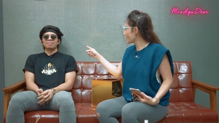 Ayu Dewi menanyakan perihal modifikasi mobil ke Atta Halilintar (YouTube MrsAyuDewi)