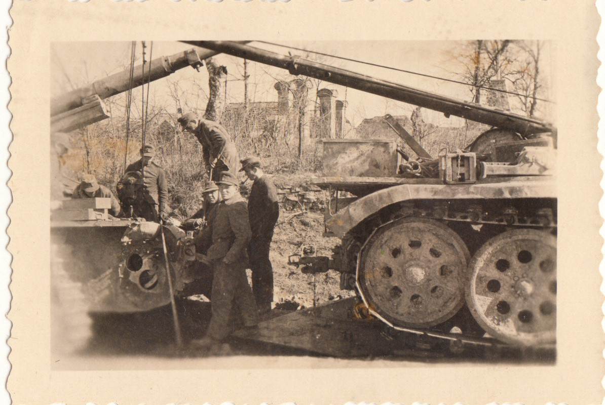 Foto 2.WK - Technik - deutsches SdKfz 164 (Nashorn) beim Getrieb