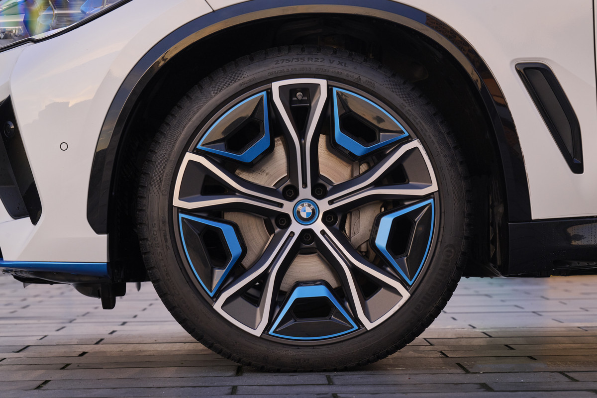 P90494434_highRes_bmw-ix5-hydrogen-on-
