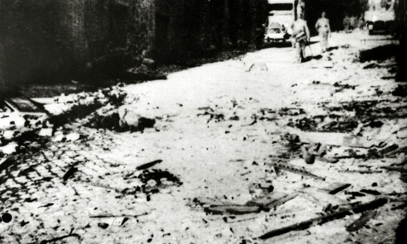 El pavimento cubierto de escombros después de la violenta explosión del 23 de marzo de 1944 en Via Rasella