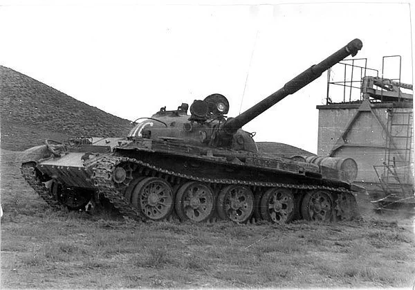 t-62-tanks-used-by-soviet-geologists-to-tow-heavy-equipment-v0-d1bugac34qsc1.webp