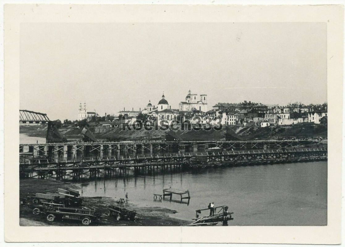 Foto von Wehrmacht Pionieren gebaute Kriegsbrücken über einen Fluss in Russland