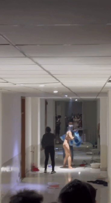 Beautiful girl disturbed rushed into the male dormitory of Jining Normal University naked and smashed things