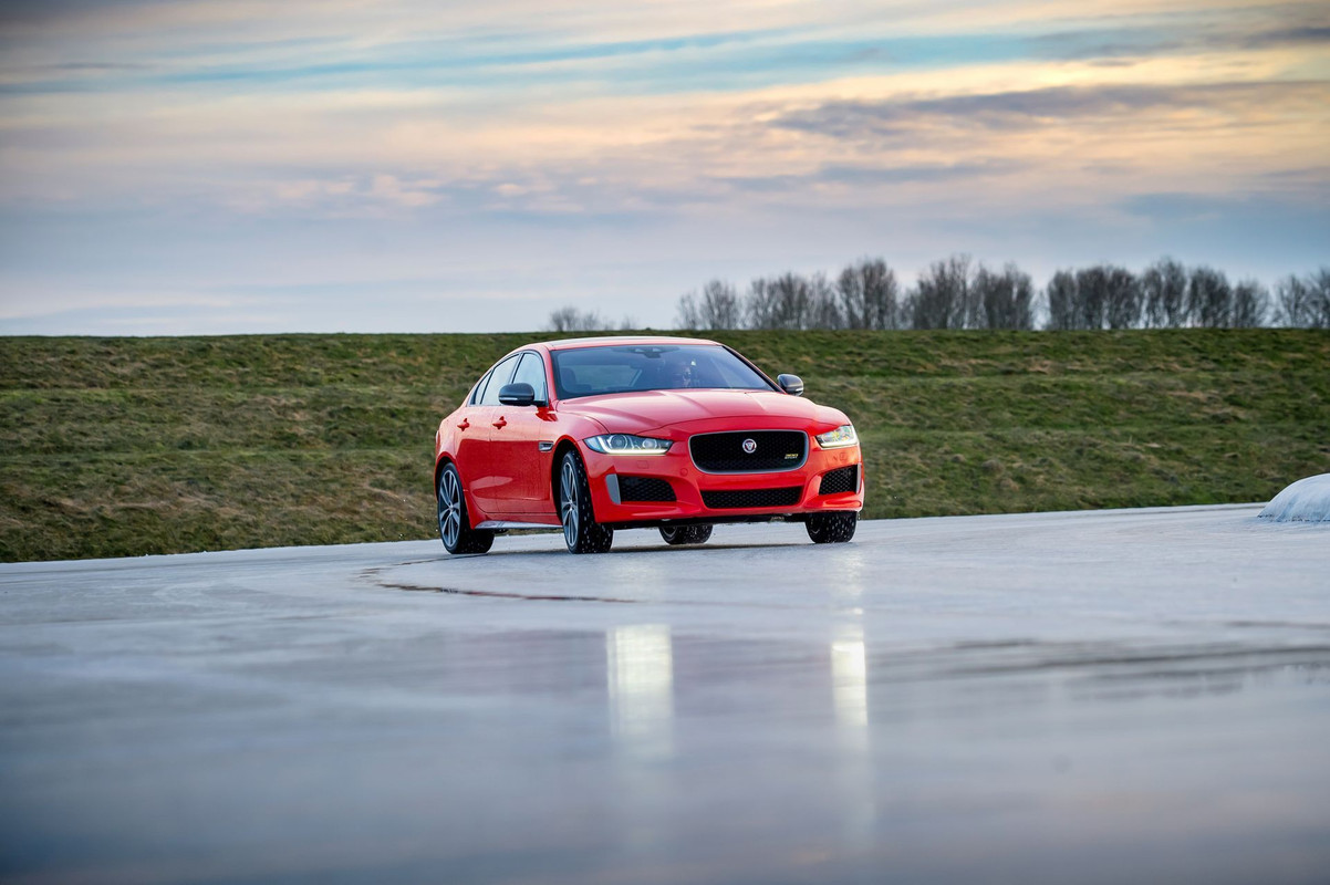 Jaguar XF дрифт