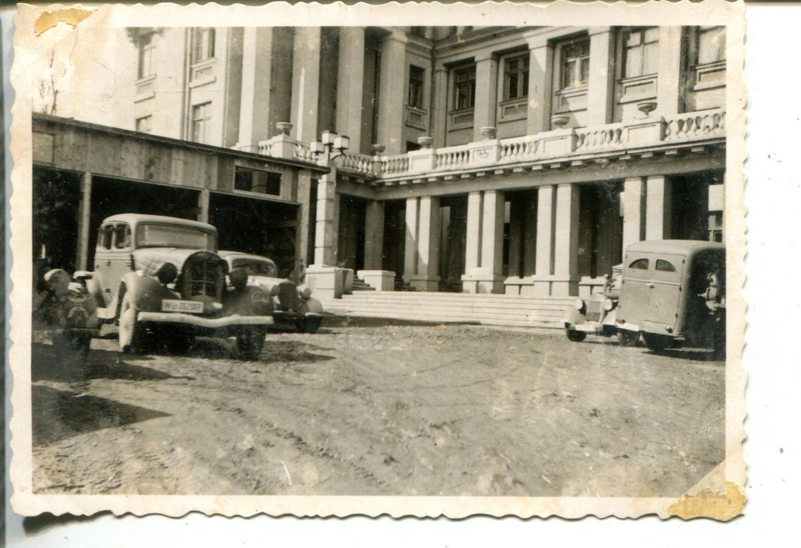 LKWs Kübelwagen Wehrmacht vor dem Hauptquartier 