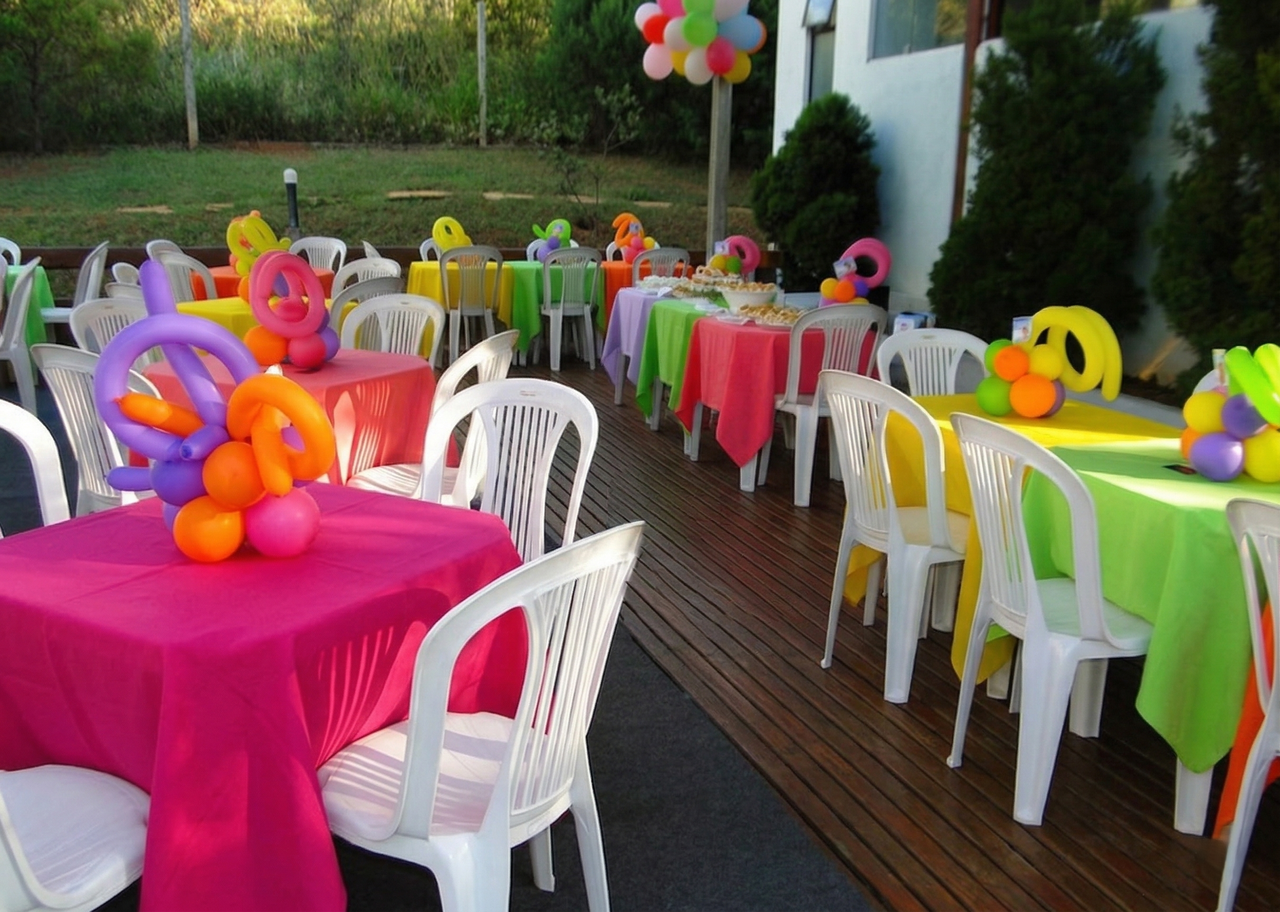 Cadeiras montadas em evento de aniversário