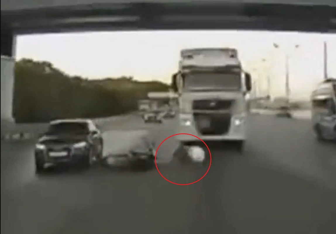 ¡Casi lo aplastan! Hombre cae cerca de la llanta de un enorme camión: video