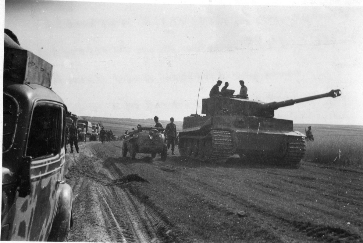 Немецкие солдаты около танка «Тигр» на дороге во время битвы за 