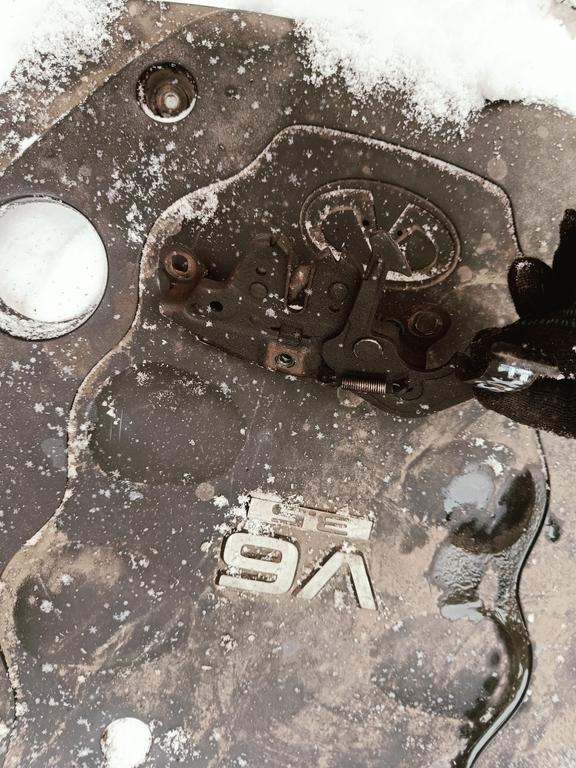 Замок капота