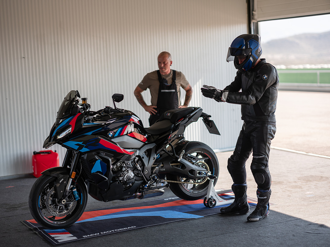 P90527437_highRes_the-new-bmw-m-1000-x