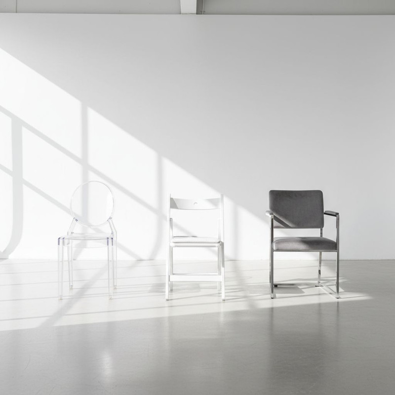 Различные виды стульев для мероприятий, от элегантных Кьявари до практичных складных моделей, расставленные для сравнения.