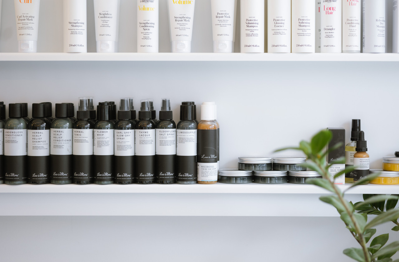 Serene styling stations inside Salon am Markt in Vienna near Karmelitermarkt