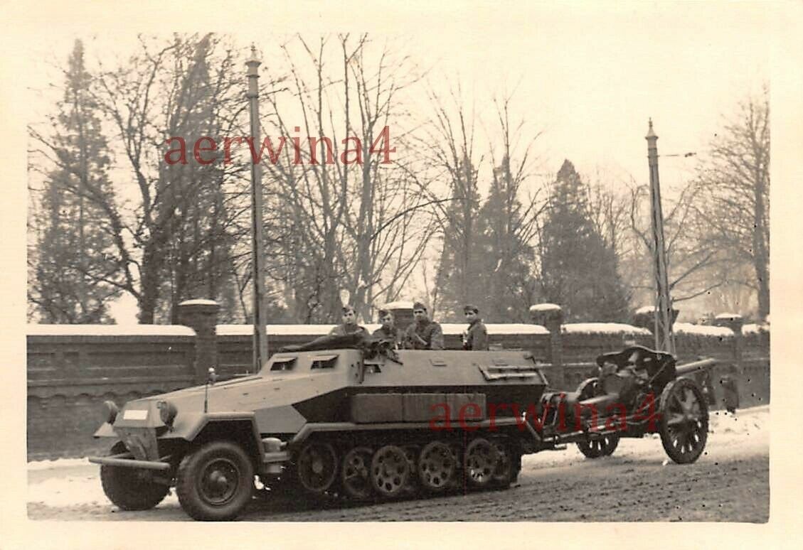 Scützenpanzerwagen Sd.Kfz.251 mit Geschütz und Mannschaft Belgie