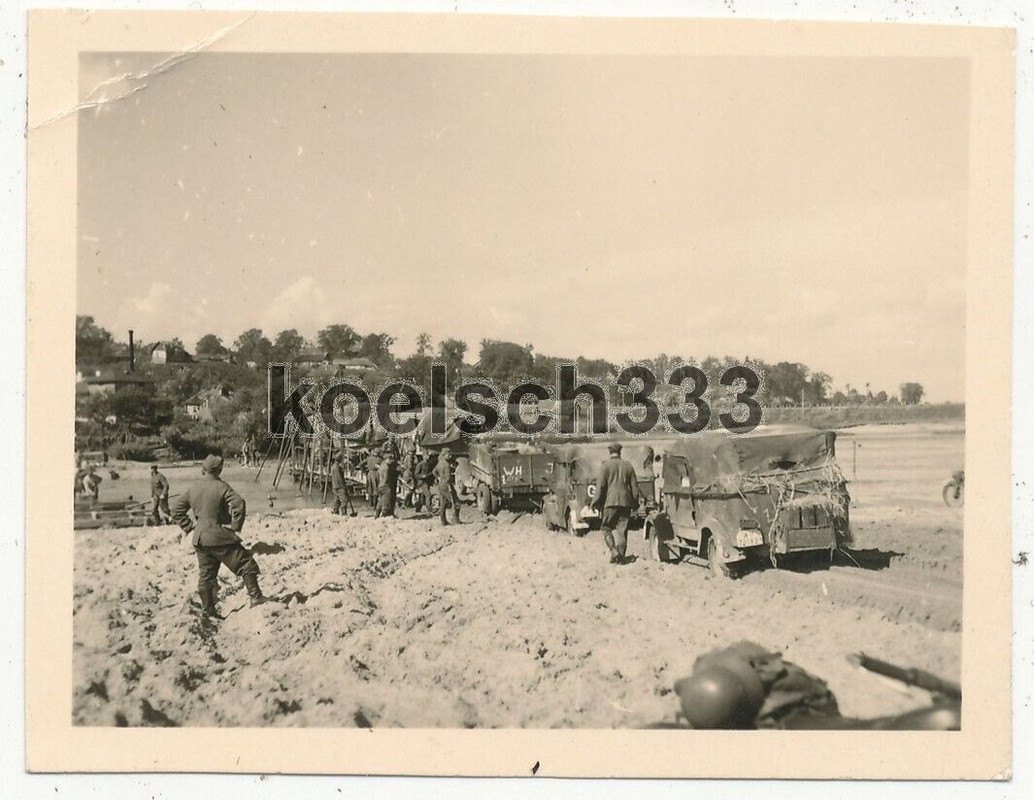 Foto Fahrzeuge mit Kennung der 19. Panzer Div. an einer Kriegsbrücke im Osten 41